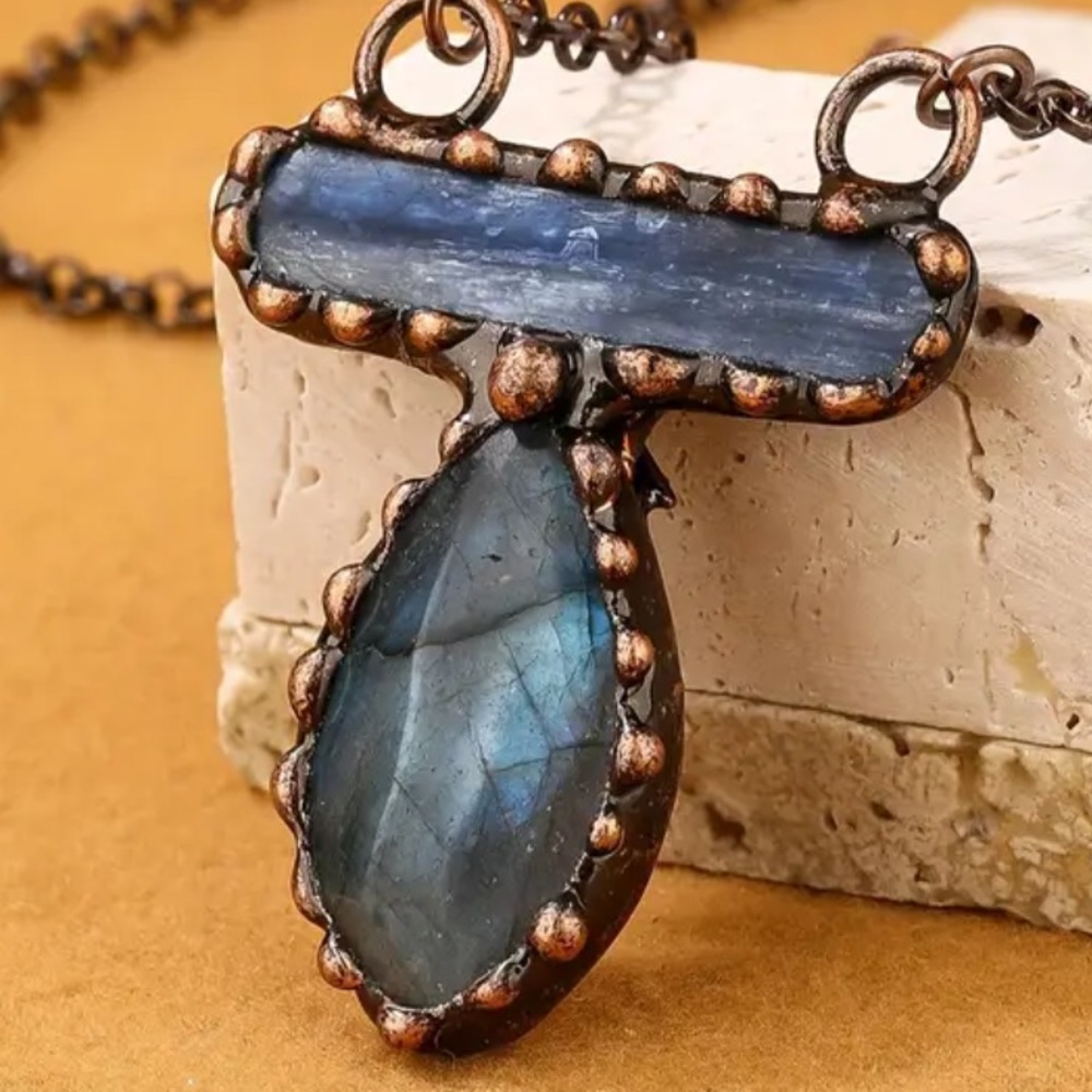 Bronze labradorite and kyanite necklace - Picture 5 of 5